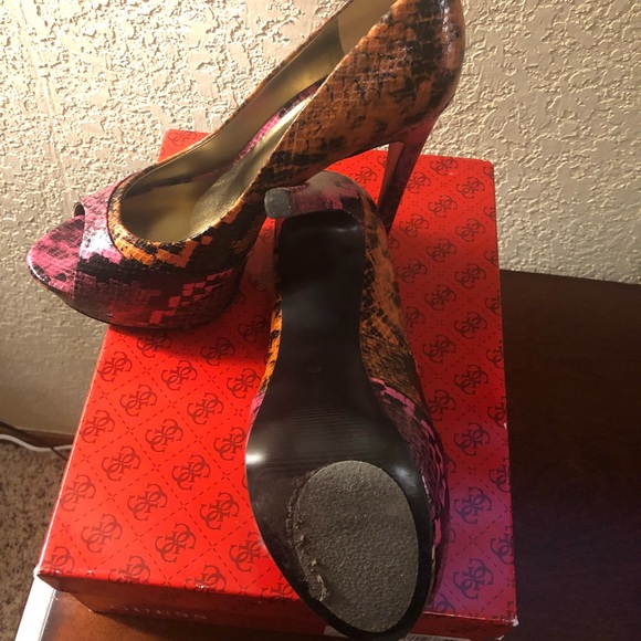 Guess Pumps - Picture 4 of 5